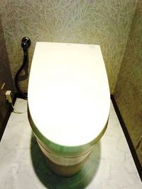 世界一ハリウッドスターも買って帰国する最高級TOTOのトイレの名前はネオレスト 完成です。CFクッションフロアー（床材）は白の大理石調で高級感アップ